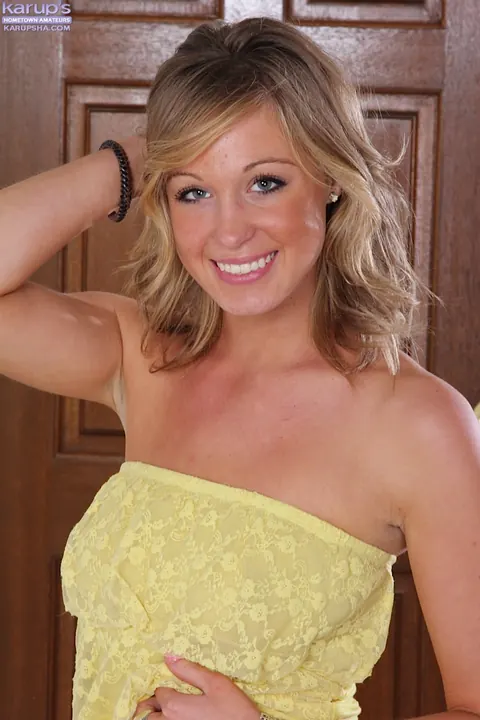 Ashley Jones: Blonde Amateur Undresses and Spreads Her Legs Wide – photo 1 of 16