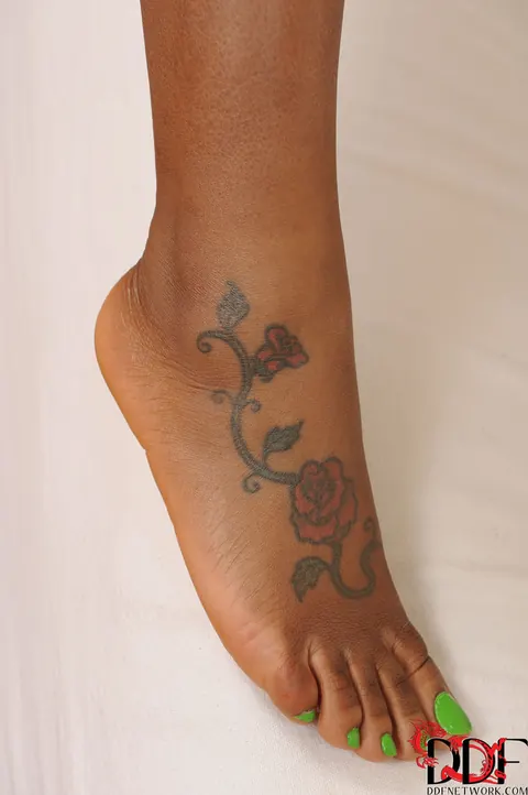 Maserati Xxx: Thick Ebony Woman Shows Her Big Tits and Feet in Close-Up – photo 7 of 16
