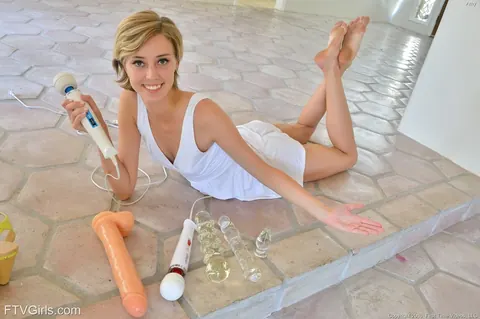 Haley Reed: Blonde with Short Hair Fists Her Ass and Uses a Dildo – photo 16 of 16