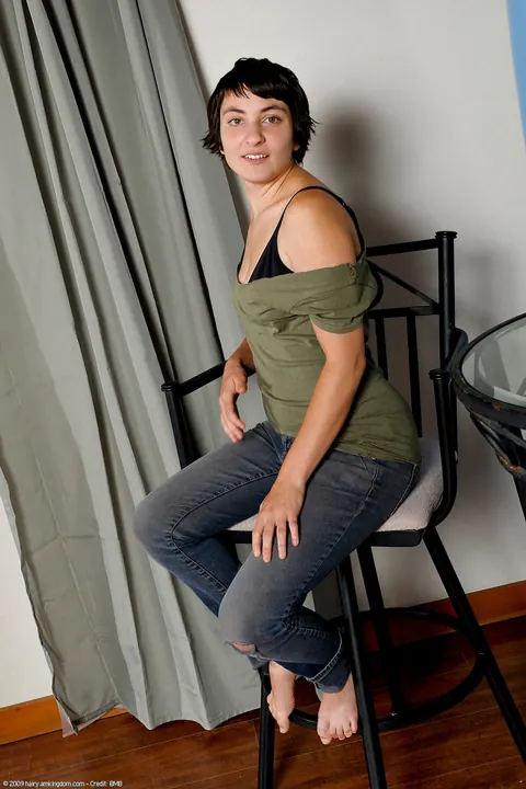 Short-Haired Brunette in Jeans Strips and Spreads Her Hairy Pussy – photo 4 of 21