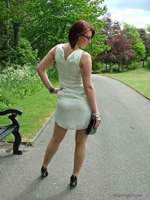 Demi Scott: Redhead MILF Shows Off Stilettos and Curves on the Park Bench – photo 2 of 16
