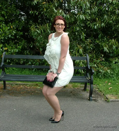 Demi Scott: Redhead MILF Shows Off Stilettos and Curves on the Park Bench – photo 3 of 16