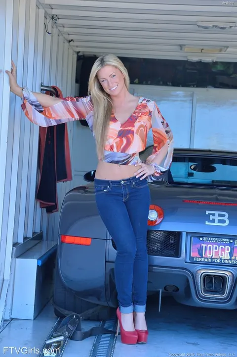Tall Blonde Strips Out of Her Jeans in the Car – photo 13 of 20