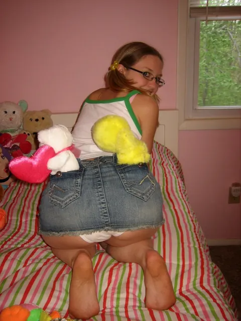 Slim Asian MILF Fucks Herself with a Dildo in the Bedroom – photo 6 of 21