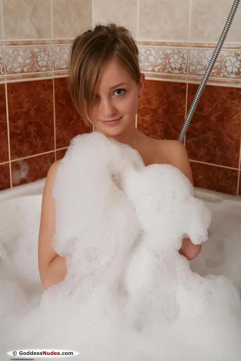 Skinny Babe Soaks in a Bubble Bath and Spreads – photo 7 of 21