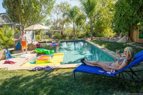 Leya Falcon: Thick Blonde MILF Squirts During Outdoor Anal in a Bikini – photo 1 of 20