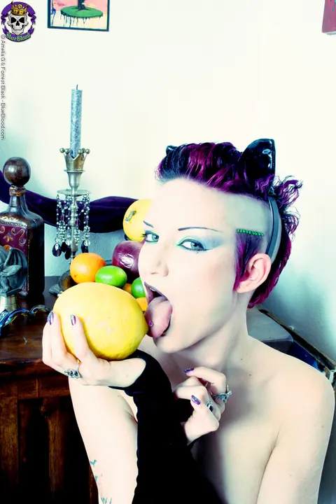 Scar 13: Short-Haired Brunette Shows Her Tattoo While Posing Nude – photo 5 of 15