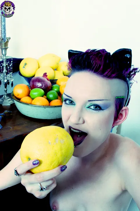 Scar 13: Short-Haired Brunette Shows Her Tattoo While Posing Nude – photo 13 of 15