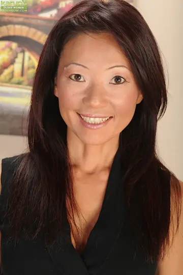 Natsuko Kurosawa – Asian MILF Fingers Her Pussy on the Sofa