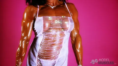 Marina Lopez: Petite Latina Bodybuilder Oils Her Big Tits While Lifting – photo 3 of 21