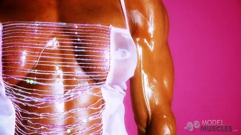 Marina Lopez: Petite Latina Bodybuilder Oils Her Big Tits While Lifting – photo 7 of 21