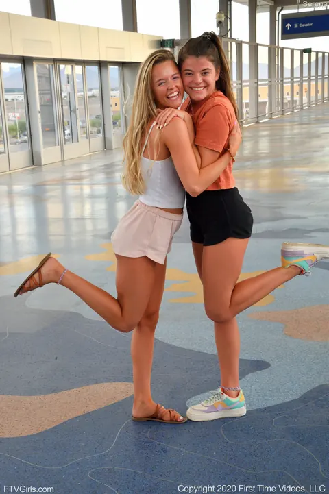 Scarlett Jaymes: Tall Slim Brunette Shows Her Feet Outdoors at a Public Gym – photo 5 of 20