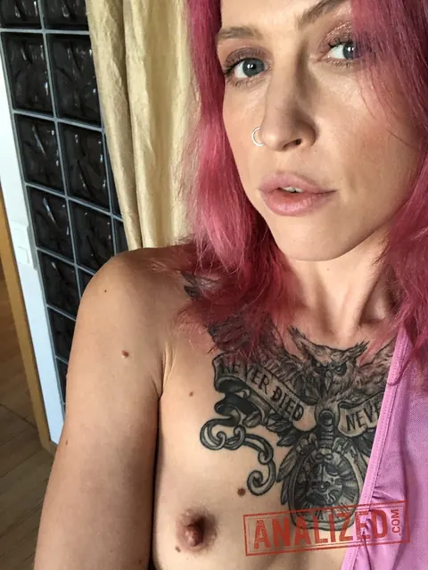 Eva Stone: Blonde with Big Tits and Tattoos Strips Topless with a Friend in Selfies – photo 14 of 20