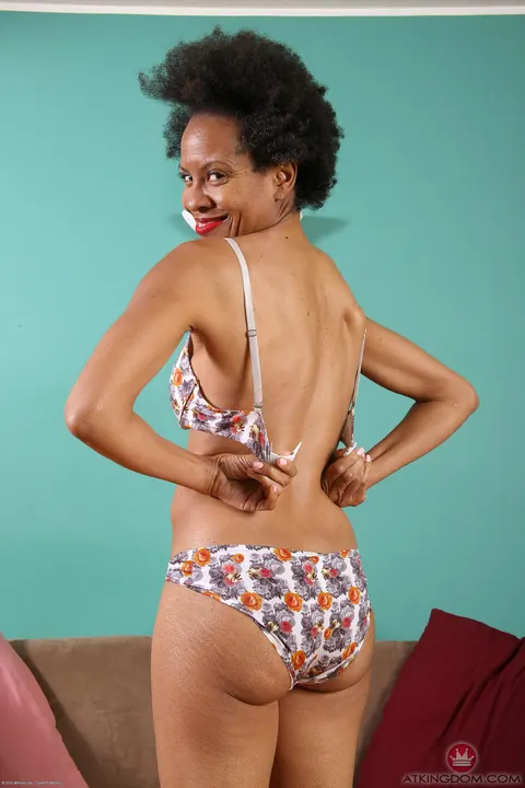 Slim Ebony MILF Spreads Her Hairy Pussy Wide – photo 13 of 20