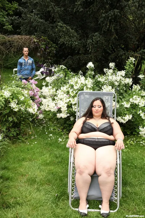 Chubby MILF Smothers Him with Her Big Ass in the Garden – photo 1 of 15