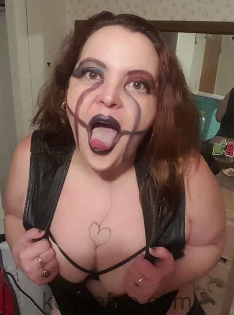 Curvy Brunette MILF Shows Off Her Big Tits – photo 6 of 15