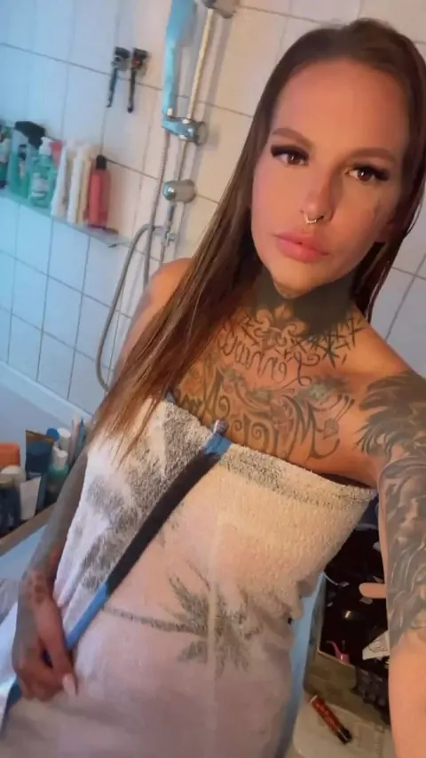 Tattooed Woman Poses Nude and Flaunts Her Fine Ass – photo 6 of 14
