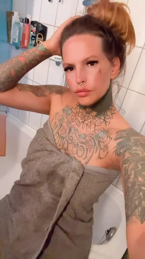 Tattooed Woman Poses Nude and Flaunts Her Fine Ass – photo 11 of 14