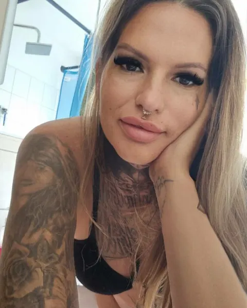 Tattooed Woman Poses Nude and Flaunts Her Fine Ass – photo 4 of 14
