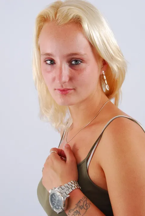 Tattooed Blonde Woman Undresses and Spreads Her Legs – photo 3 of 16