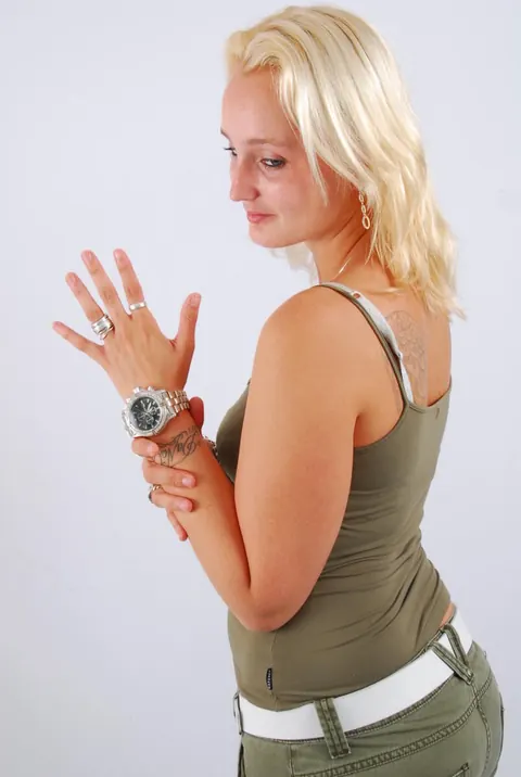 Tattooed Blonde Woman Undresses and Spreads Her Legs – photo 7 of 16