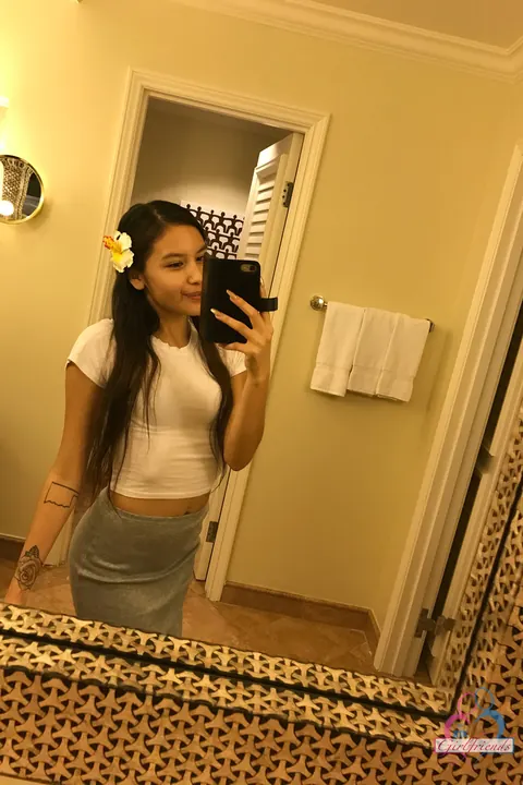Zaya Cassidy: Petite Asian Brunette Poses Outdoors in Shorts While Pregnant – photo 5 of 20