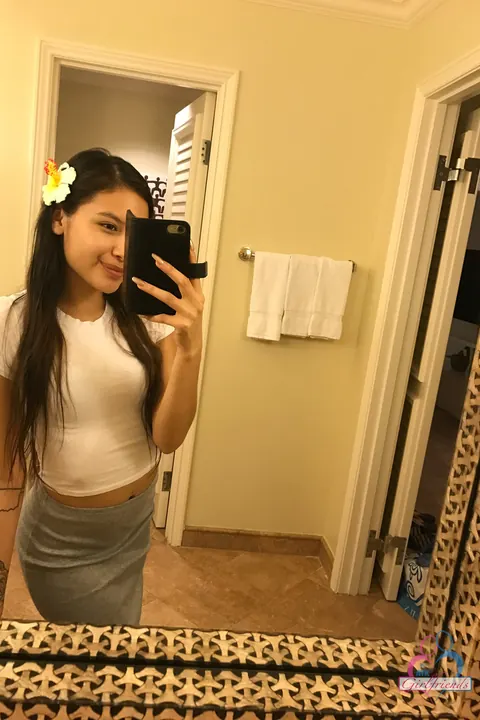 Zaya Cassidy: Petite Asian Brunette Poses Outdoors in Shorts While Pregnant – photo 4 of 20