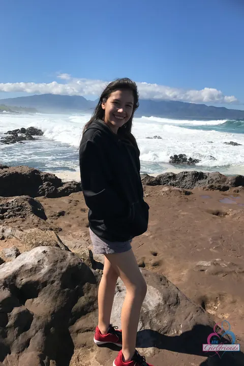 Zaya Cassidy: Petite Asian Brunette Poses Outdoors in Shorts While Pregnant – photo 3 of 20