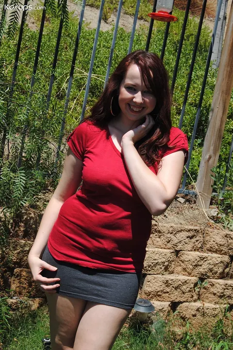 Alisyn Carliene: European Redhead MILF Spreads Outdoors – photo 1 of 21
