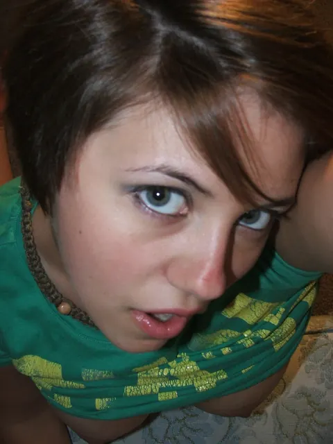 Tanned Amateur Flaunts Her Big Tits in a Selfie – photo 9 of 20