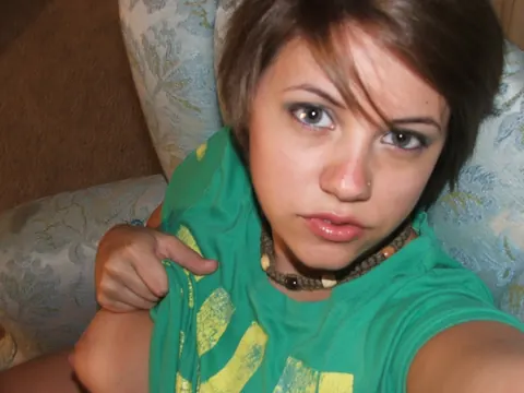 Tanned Amateur Flaunts Her Big Tits in a Selfie – photo 3 of 20