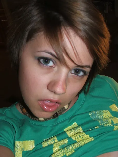 Tanned Amateur Flaunts Her Big Tits in a Selfie – photo 14 of 20