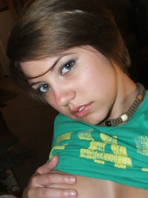 Tanned Amateur Flaunts Her Big Tits in a Selfie – photo 11 of 20