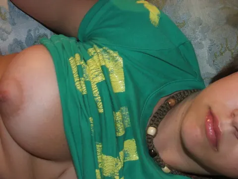Tanned Amateur Flaunts Her Big Tits in a Selfie – photo 6 of 20
