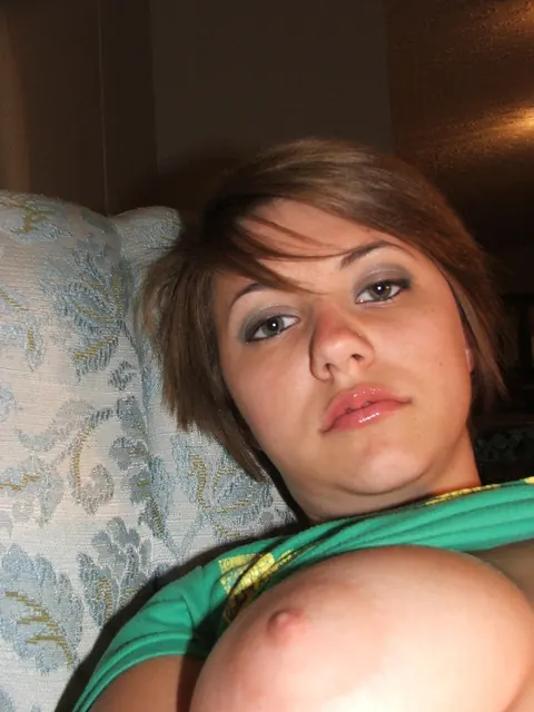 Tanned Amateur Flaunts Her Big Tits in a Selfie – photo 15 of 20