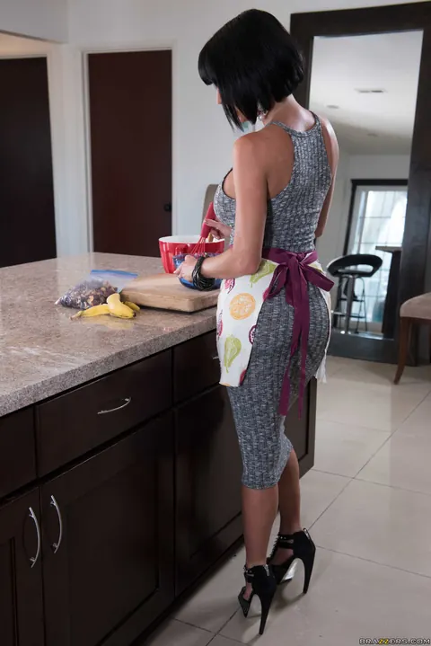 Veronica Avluv: Busty Mature Brunette in Glasses Sucks and Fucks in the Kitchen – photo 9 of 21