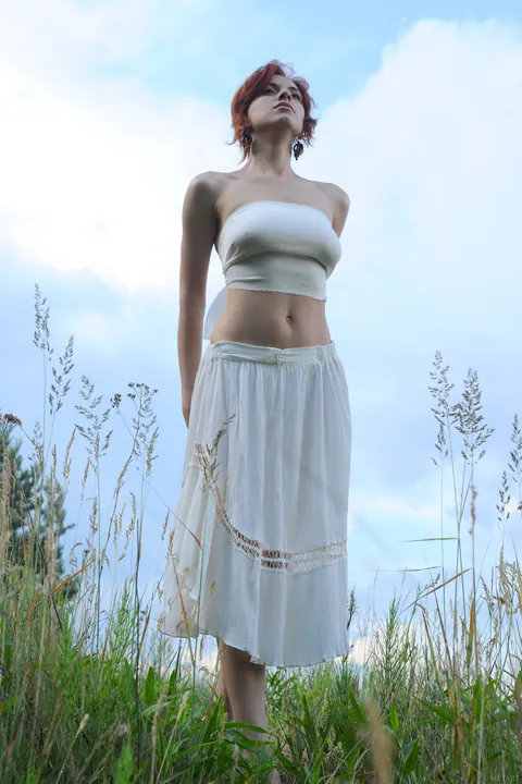 Leka C: Tall Redhead Poses in a Skirt on a Boat Outdoors – photo 10 of 20