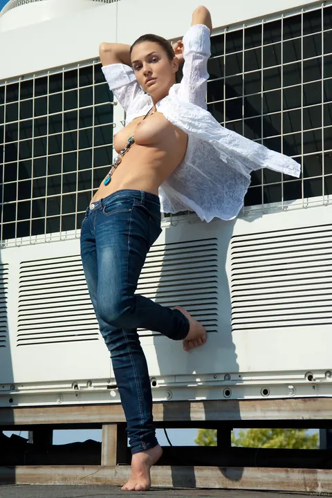 Vanda B: Tall Slim Brunette in Jeans Poses Nude Outdoors – photo 5 of 21