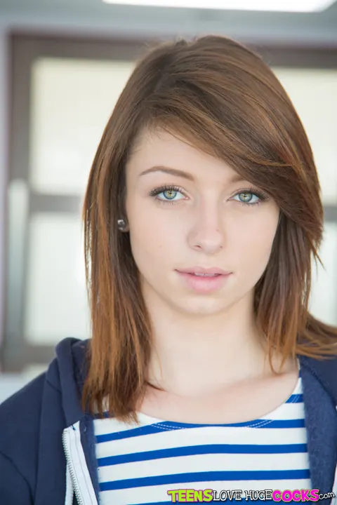 Naveen Ora: Tall Redhead Strips and Spreads Her Asshole – photo 2 of 16