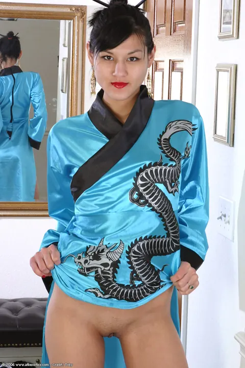 Asian Brunette Spreads Her Shaved Pussy in a Kimono – photo 4 of 16