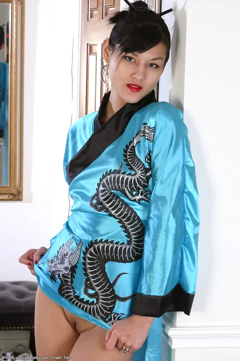 Asian Brunette Spreads Her Shaved Pussy in a Kimono – photo 3 of 16
