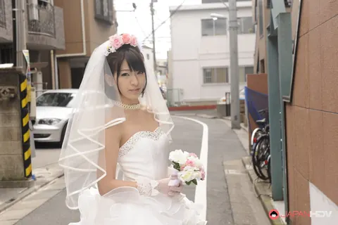 Ruri Narumiya: Asian Bride in a Skirt Poses Outdoors on Her Wedding Day – photo 7 of 15