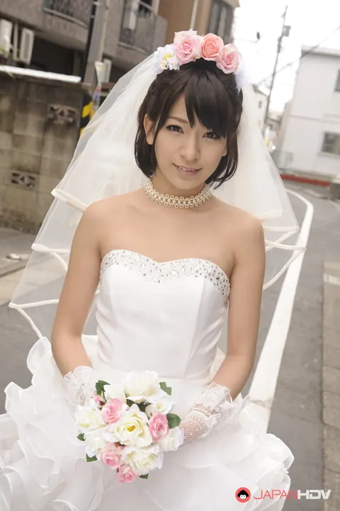 Ruri Narumiya: Asian Bride in a Skirt Poses Outdoors on Her Wedding Day – photo 3 of 15