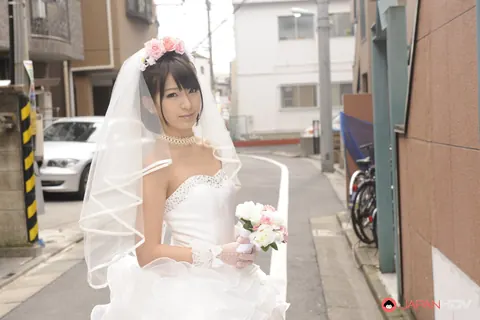 Ruri Narumiya: Asian Bride in a Skirt Poses Outdoors on Her Wedding Day – photo 6 of 15