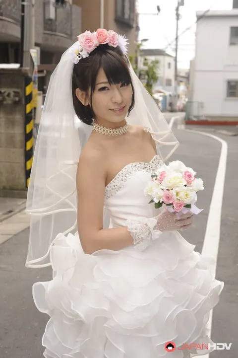 Ruri Narumiya: Asian Bride in a Skirt Poses Outdoors on Her Wedding Day – photo 12 of 15