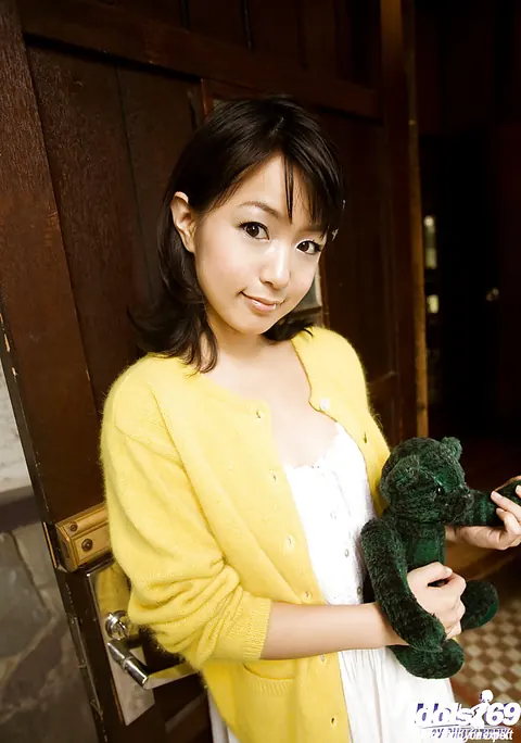 Nana Nanami: Japanese Babe Flaunts Her Curves in Panties – photo 1 of 16