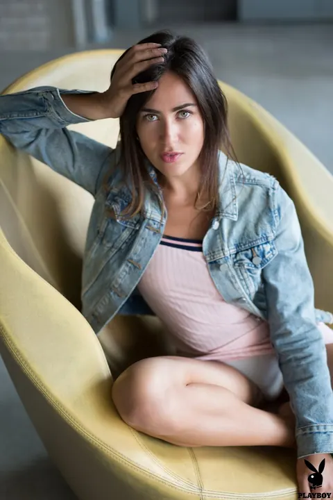 Madison Walker: Tall Brunette with Big Natural Tits Poses for the Camera – photo 9 of 21