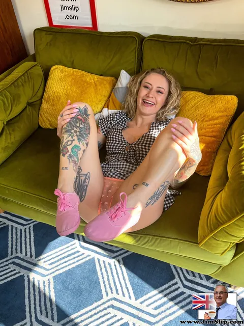 Ivy Maddox: Blonde British Babe in Panties Spreads Her Pussy – photo 8 of 21