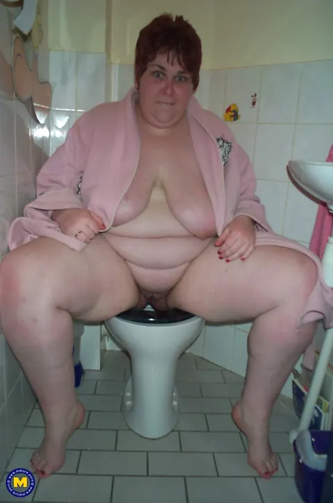 Short-Haired Curvy MILF Bares Her Big Tits and Spreads Wide – photo 12 of 20