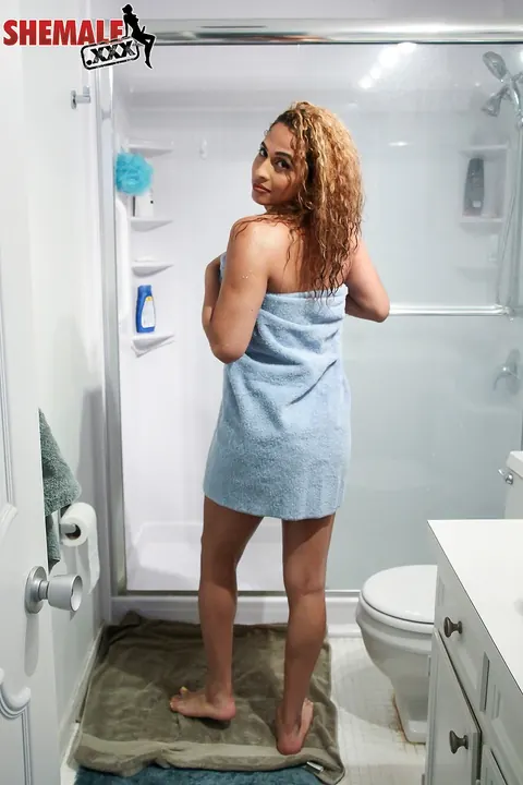 Latina Trans Woman Poses Nude in the Bathroom – photo 11 of 16